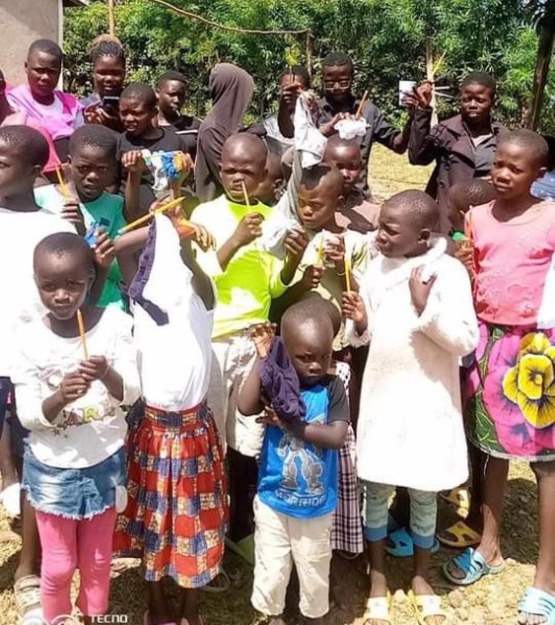 Children with their toothbrushes